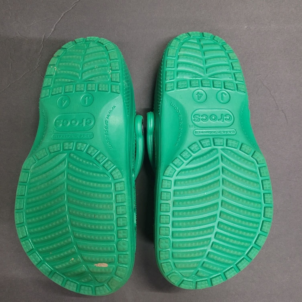 CROCS Kids Classic Clog in Bright Green - Picture 2 of 2